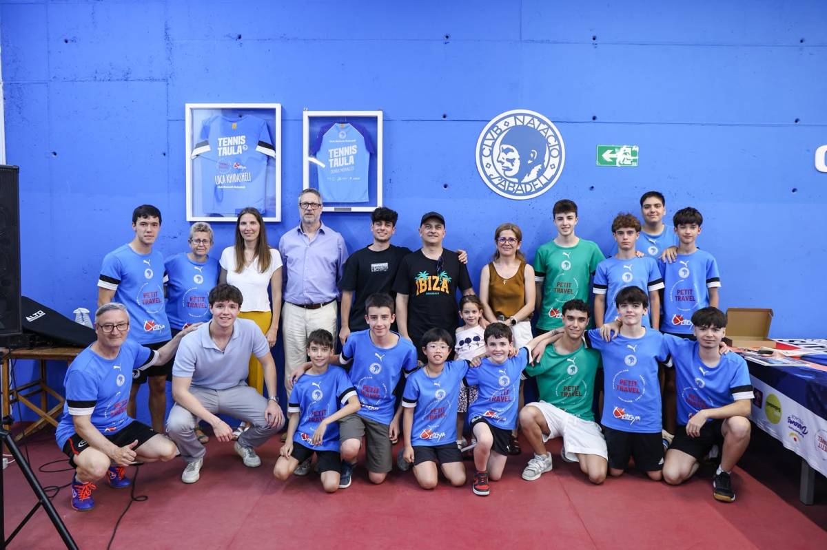 La foto de família de l`homenatge - Victor Castillo La foto de família de l`homenatge