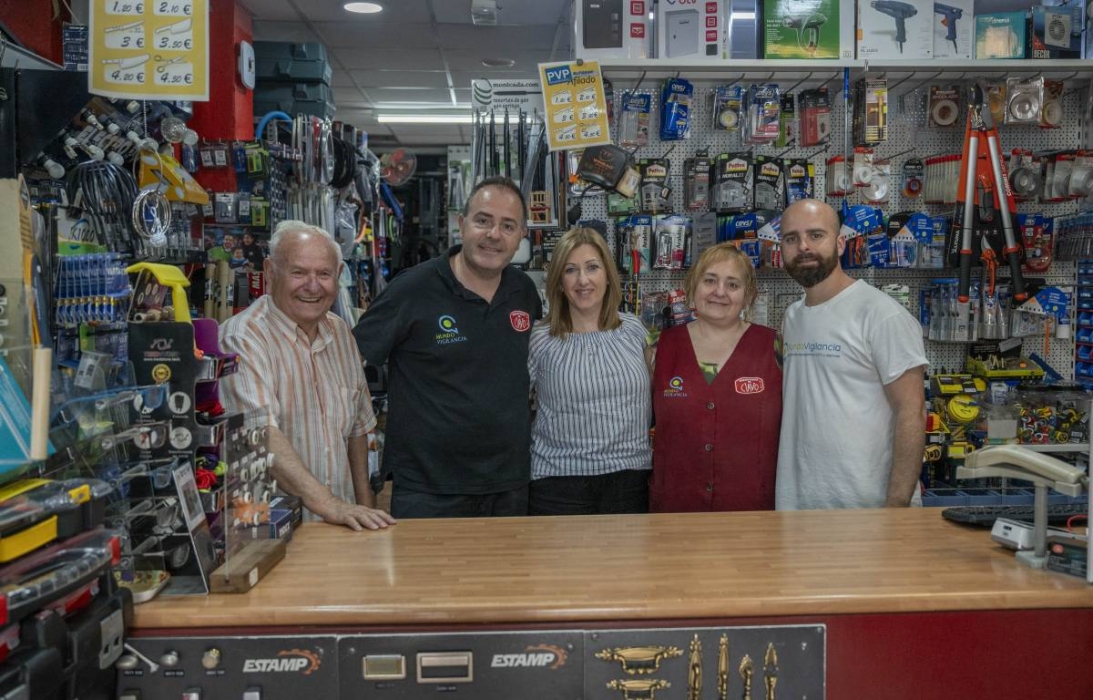 Ferretería El Clavo, botiga de barri: “El meu pare va comprar unes puntes i va veure una oportunitat de negoci”