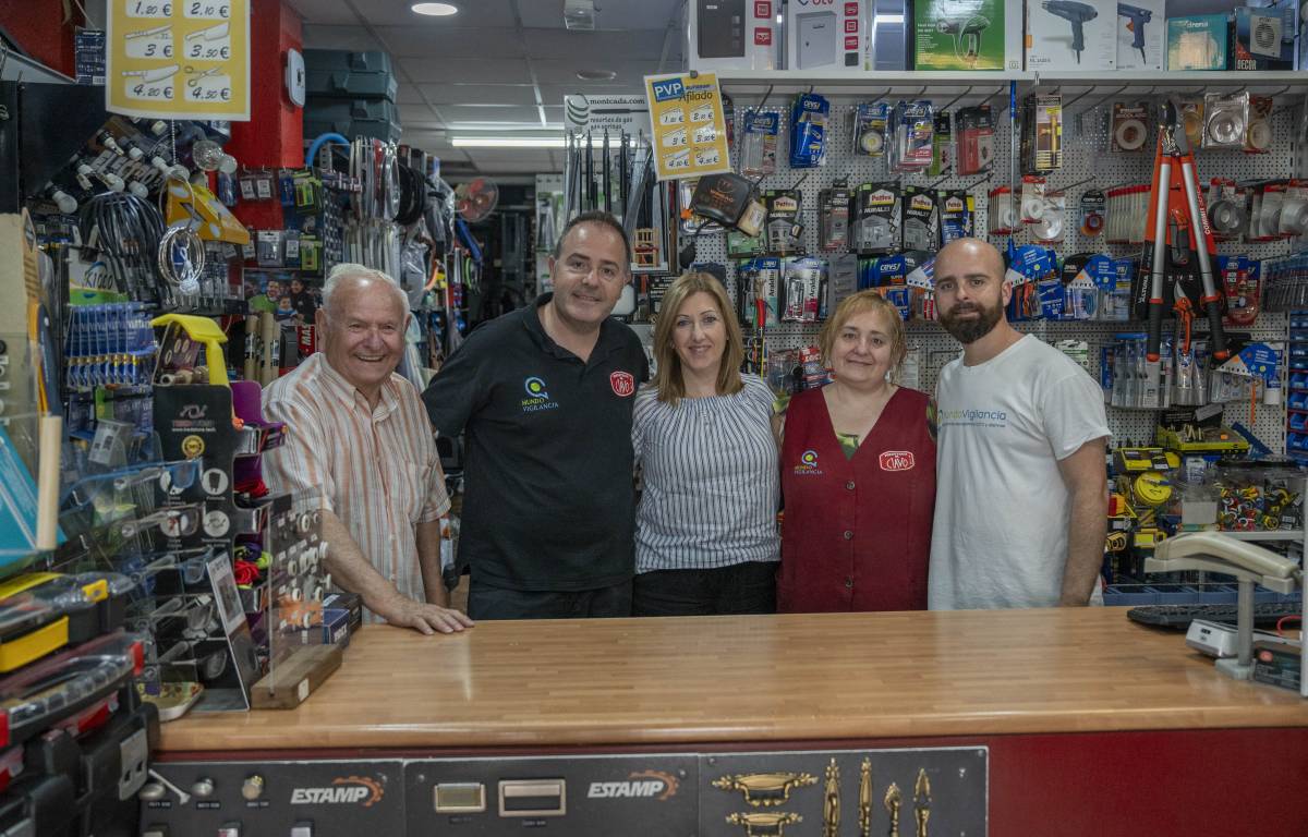 Ferretería El Clavo, botiga de barri: “El meu pare va comprar unes puntes i va veure una oportunitat de negoci”