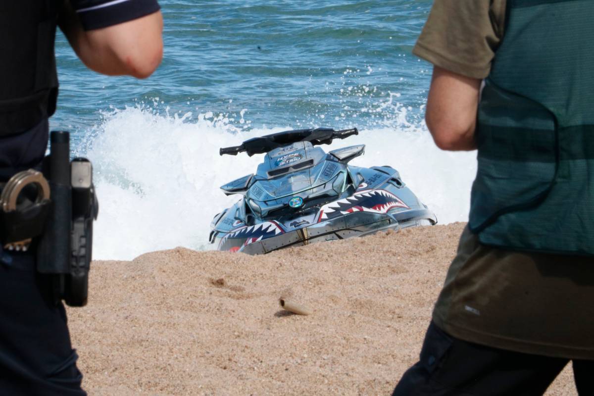 Els Bombers abandonen la recerca del jove desaparegut amb una moto d'aigua a Roses