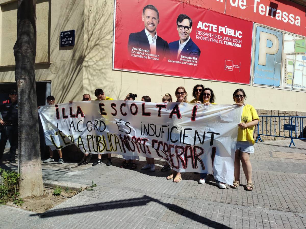 Una vintena de professors de Terrassa han protestat abans que comencés el consell nacional del PSC - Aketza Martín Una vintena de professors de Terrassa han protestat abans que comencés el consell nacional del PSC