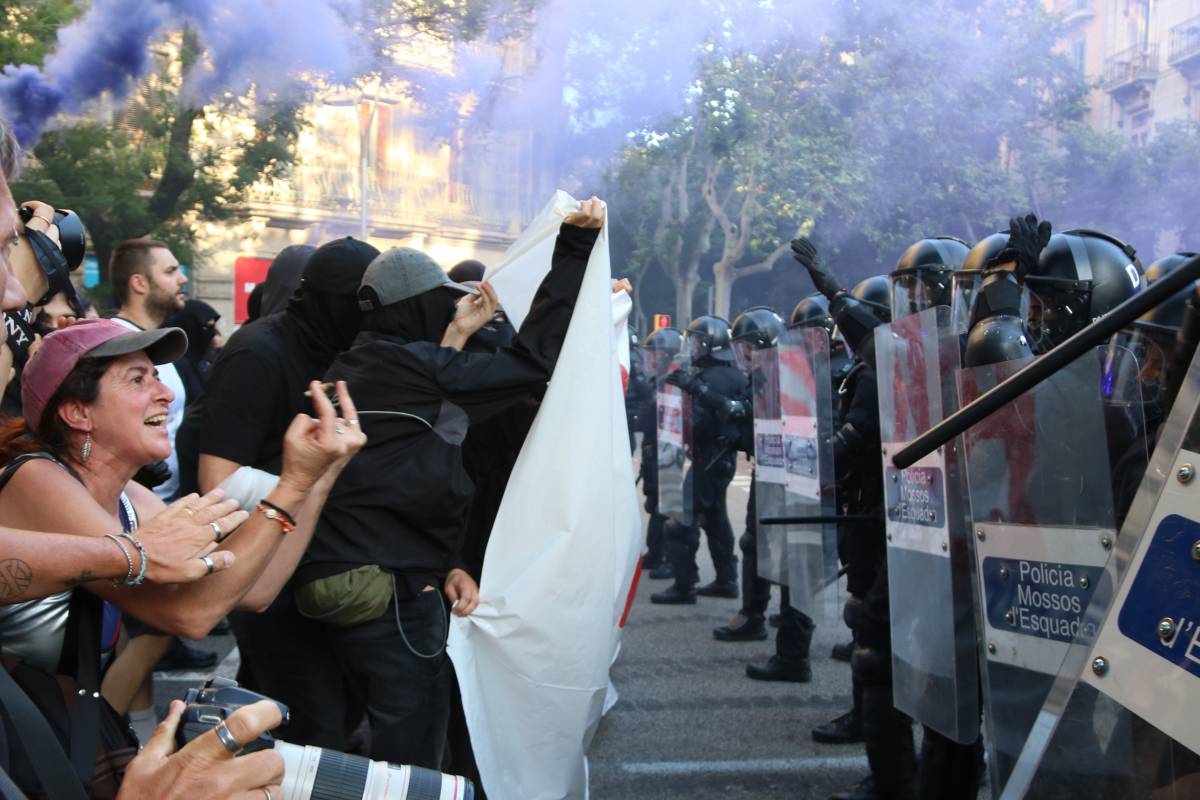 Tensió entre Mossos i antifeixistes davant una concentració del grupuscle neonazi Núcleo Nacional