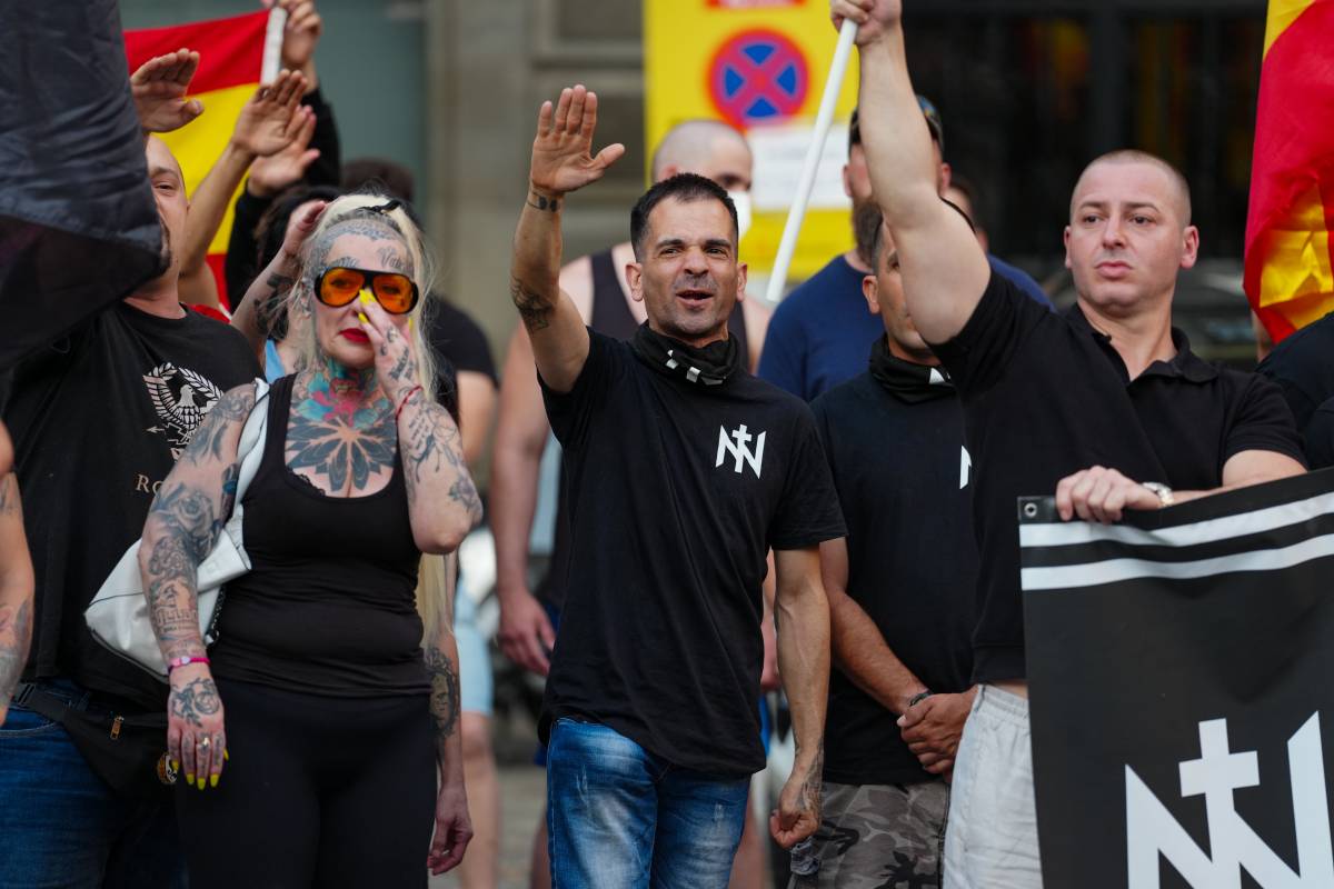 Manifestants de Núcleo Nacional fent la salutació feixista - ACN Manifestants de Núcleo Nacional fent la salutació feixista