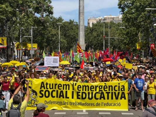 Els docents i les famílies es manifesten a Barcelona per reclamar un gran acord per a l'educació pública