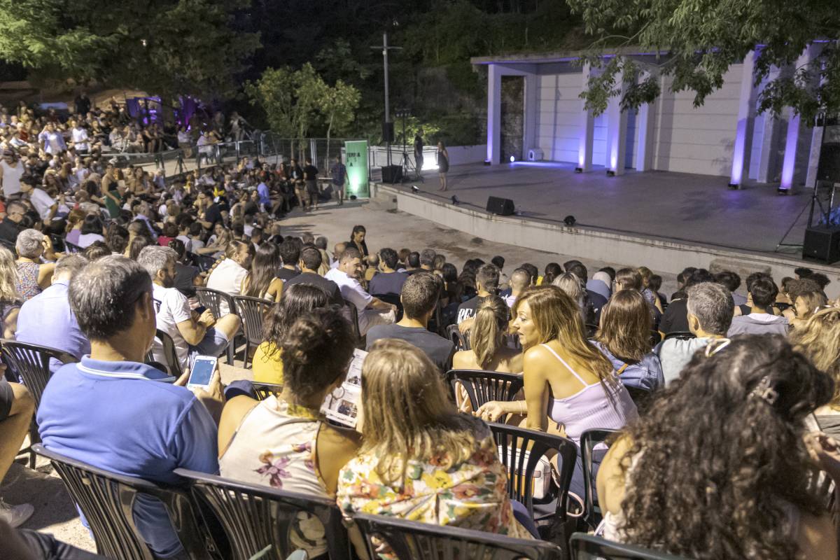 Monòleg de Yunez Chaib a l`Amfiteatre del parc de Sant Jordi a la FM Terrassa 2025 - Lluís Clotet Monòleg de Yunez Chaib a l`Amfiteatre del parc de Sant Jordi a la FM Terrassa 2025