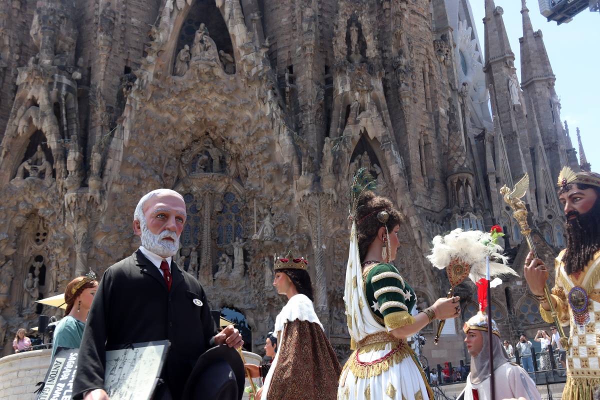 La cultura popular de Barcelona homenatja Gaudí amb una cercavila fins a la Sagrada Família