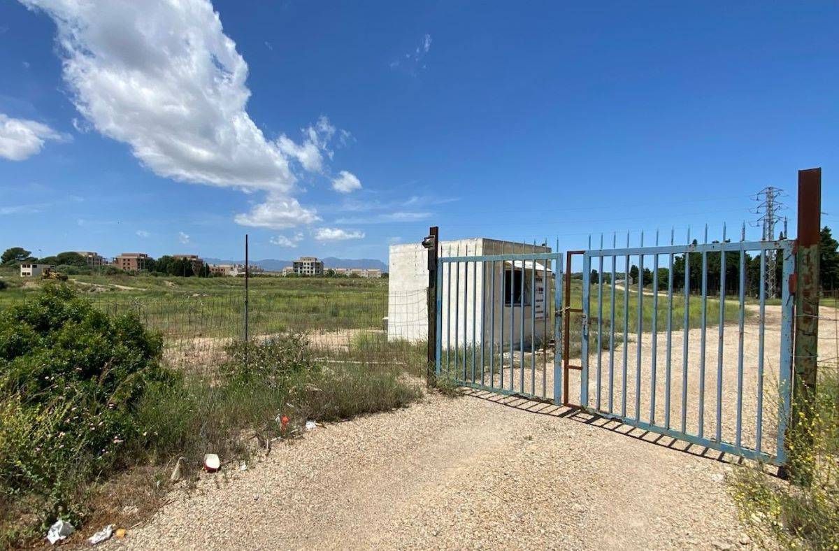 La tanca que barra l`accés a la urbanització. - Sílvia Berbís La tanca que barra l`accés a la urbanització.