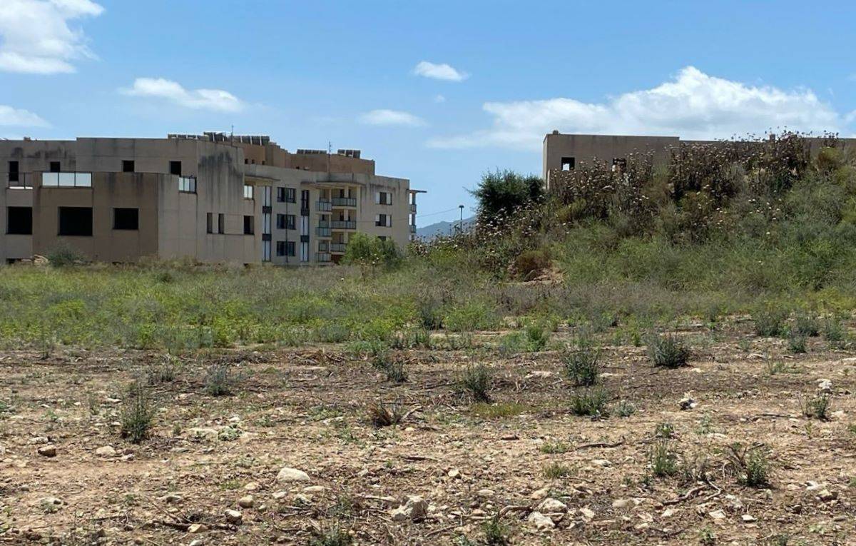 Hi ha uns 300 habitatges que es van començar a construir. - S.B. Hi ha uns 300 habitatges que es van començar a construir.