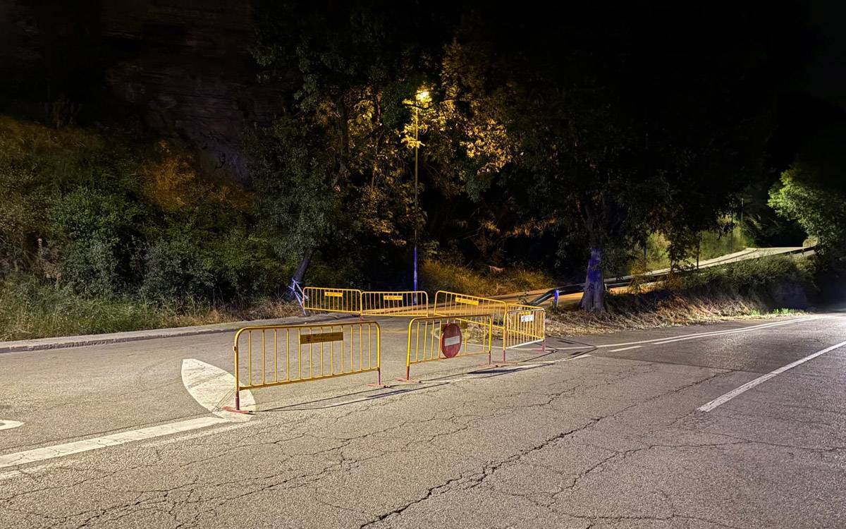 Una esllavissada de terra obliga a tallar l'accés nord al barri de Sant Pau de Manresa
