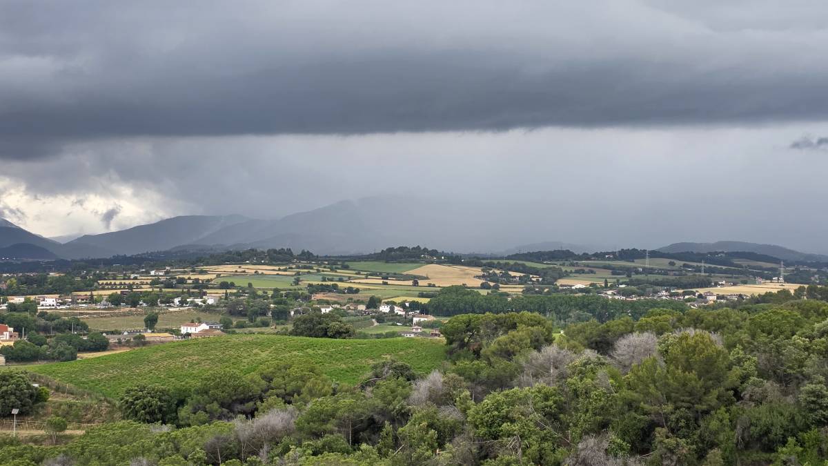 Cinc comarques en alerta per tempestes en plena calorada