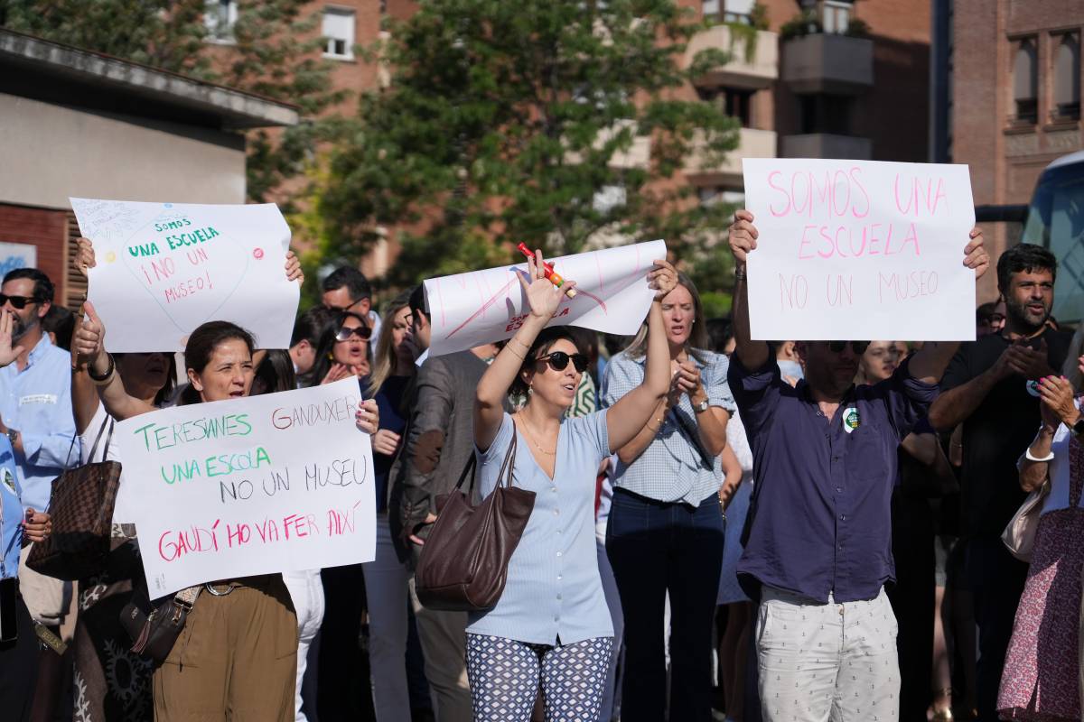 Famílies d'una escola d'elit de Barcelona protesten contra el futur museu Gaudí