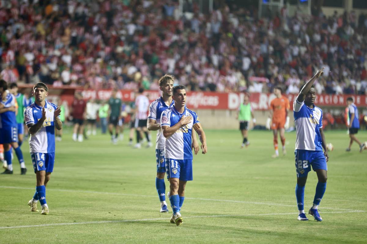 Els arlequinats, acostant-se a l`afició després del duel - Agencia LOF Els arlequinats, acostant-se a l`afició després del duel