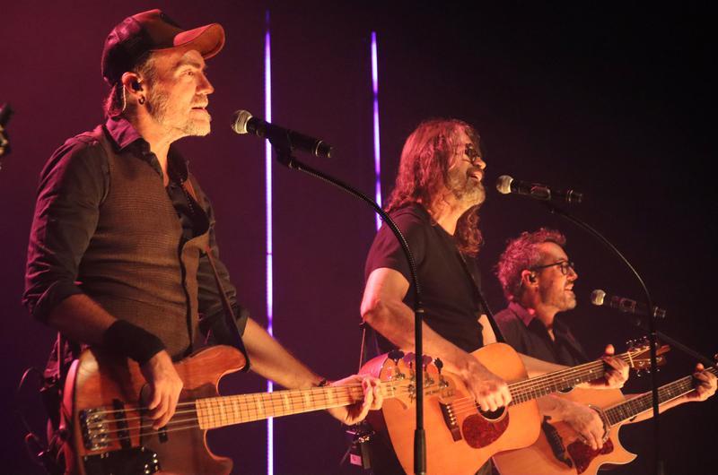 Alguns dels membres dels Gossos en ple concert de comiat de la gira, al teatre Kursaal de Manresa - 