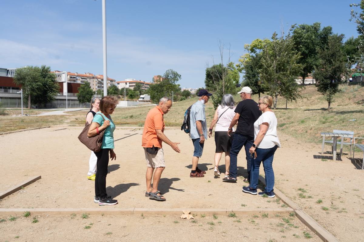 Veïns del Torrent del Capellà han organitzat un referèndum per la ubicació d`unes pistes de petanca - DAVID CHAO Veïns del Torrent del Capellà han organitzat un referèndum per la ubicació d`unes pistes de petanca