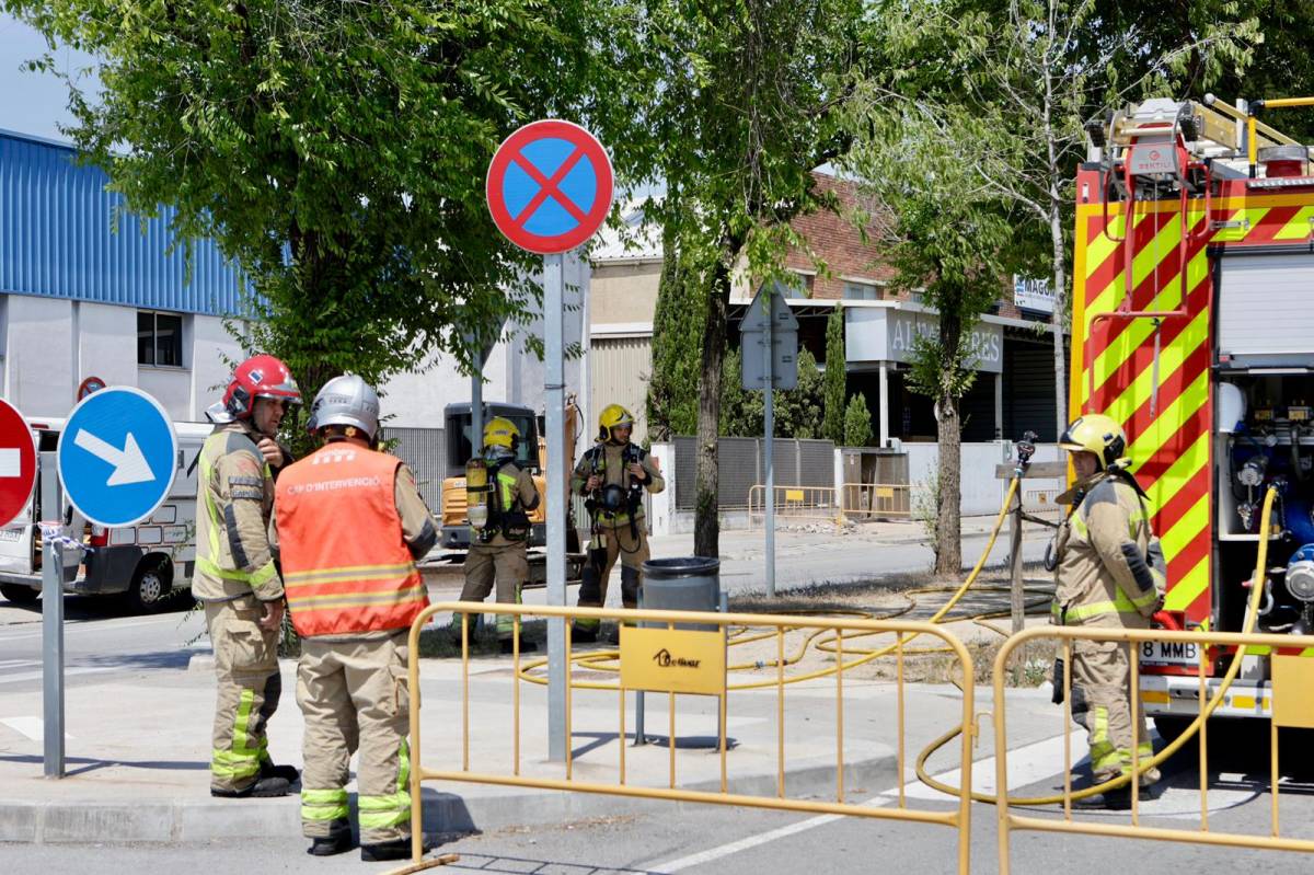 FOTOS | Diverses naus evacuades per una fuita de gas en una empresa de Barberà del Vallès