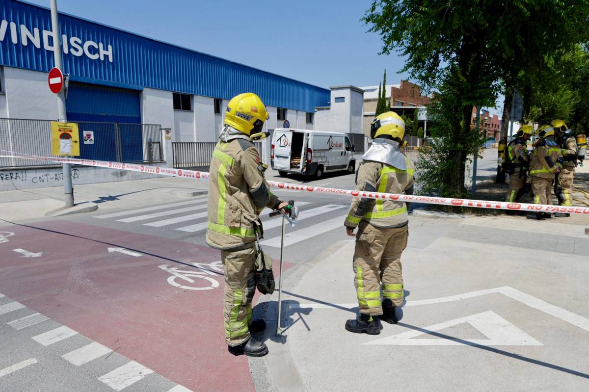 Fuita de gas en un polígon de Barberà del Vallès - Juanma Peláez Fuita de gas en un polígon de Barberà del Vallès