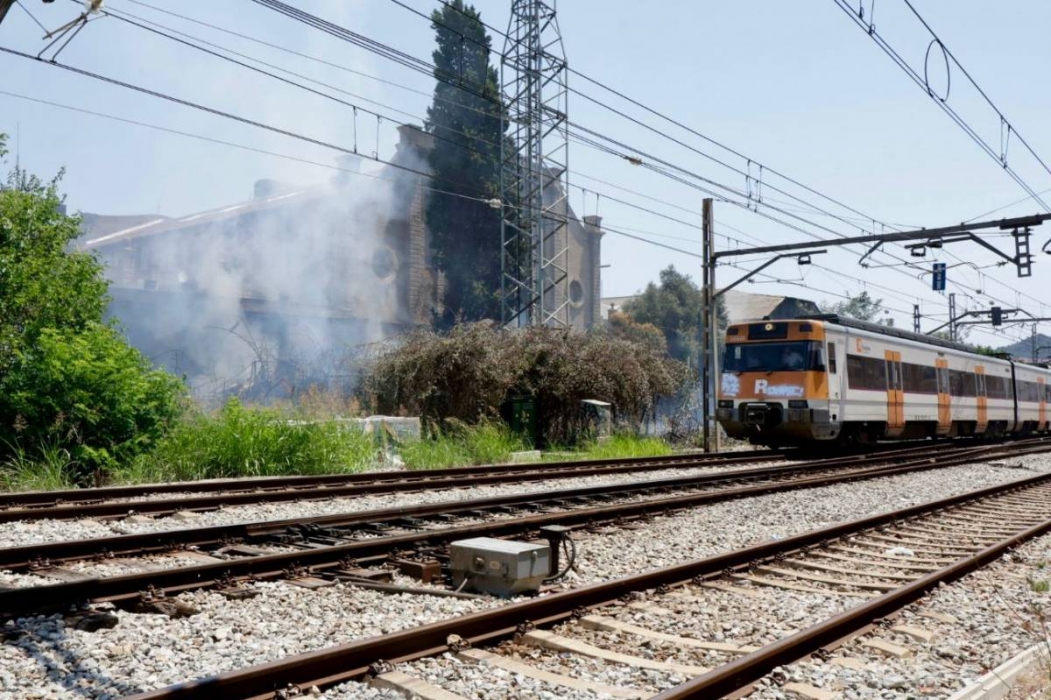 Un incendi a tocar de les vies obliga a interrompre la circulació de trens a l'R4