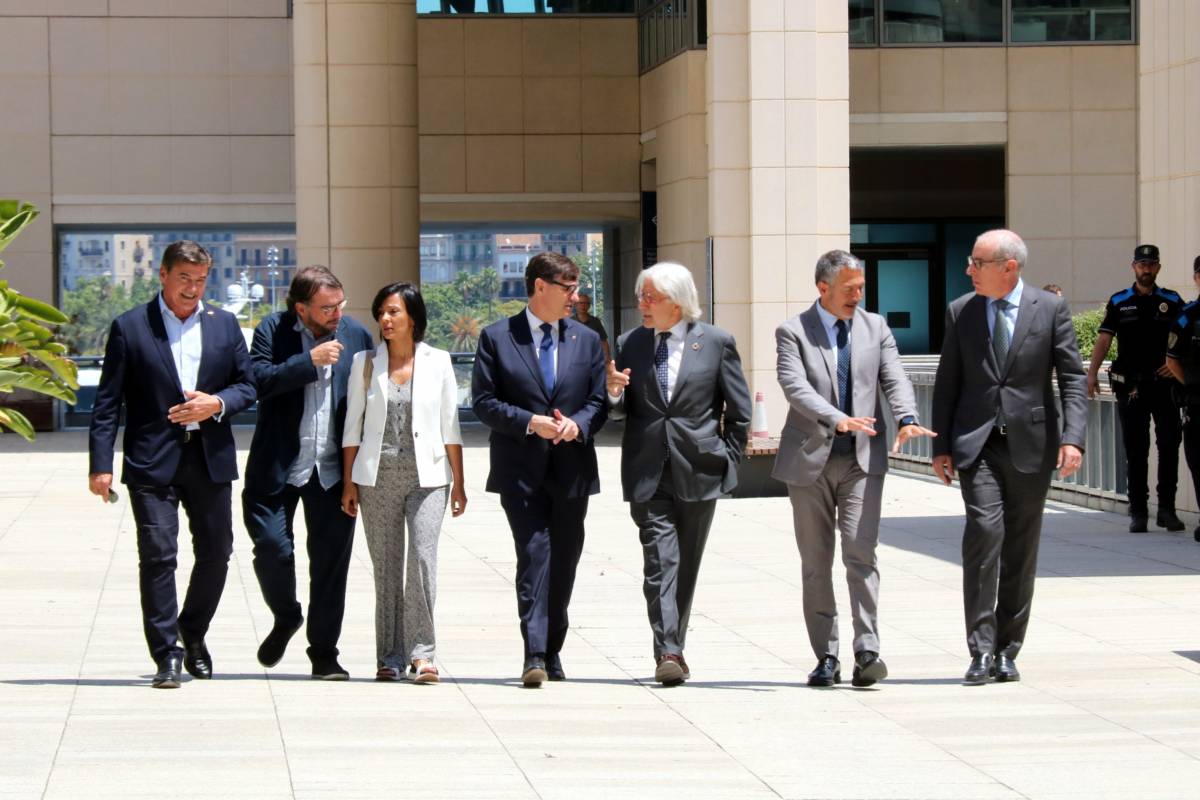  «Que els treballadors puguin comprar el cotxe que fabriquen»: Illa i els agents socials rubriquen el Pacte Nacional per a la Indústria
