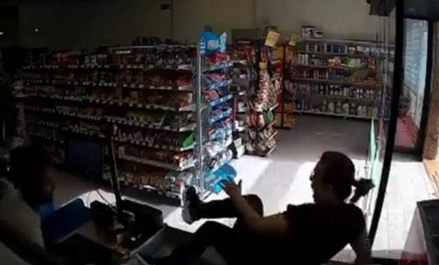 Detingut a Amposta per amenaçar amb arma blanca treballadores de dos establiments i ferir-ne una