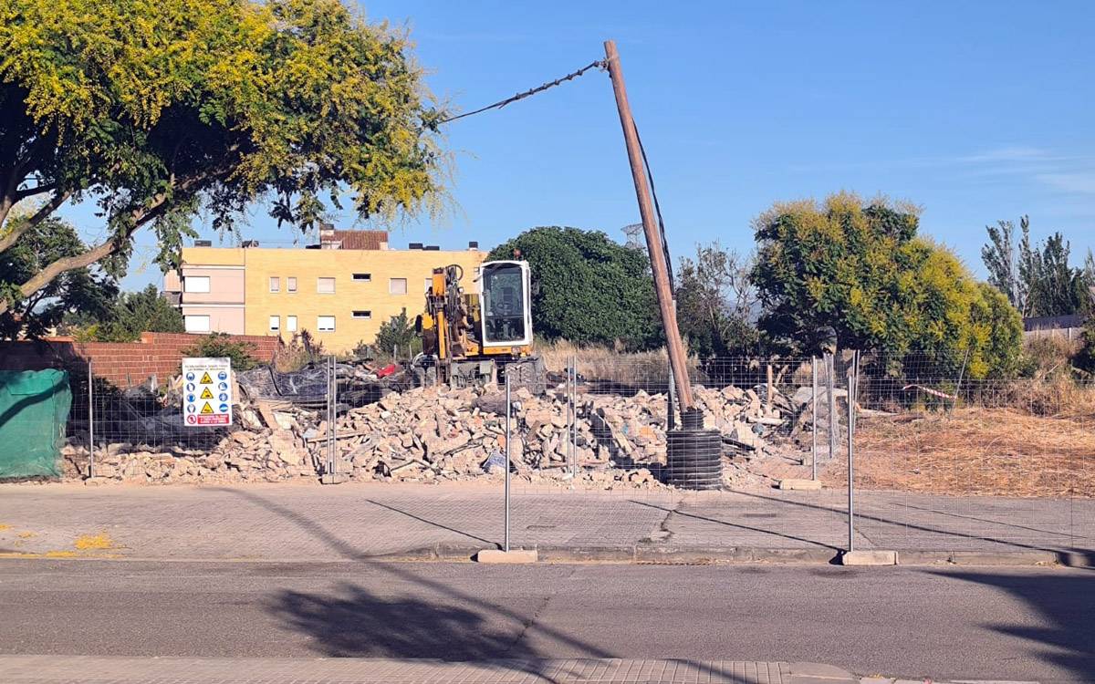 Enderroquen Cal Gamba després de declarar-se en ruïna al barri de la Parada