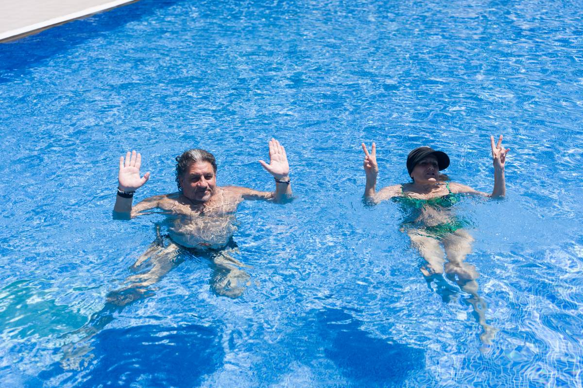 VÍDEO | La primera capbussada de l'any: què opinen els banyistes sobre les piscines municipals?