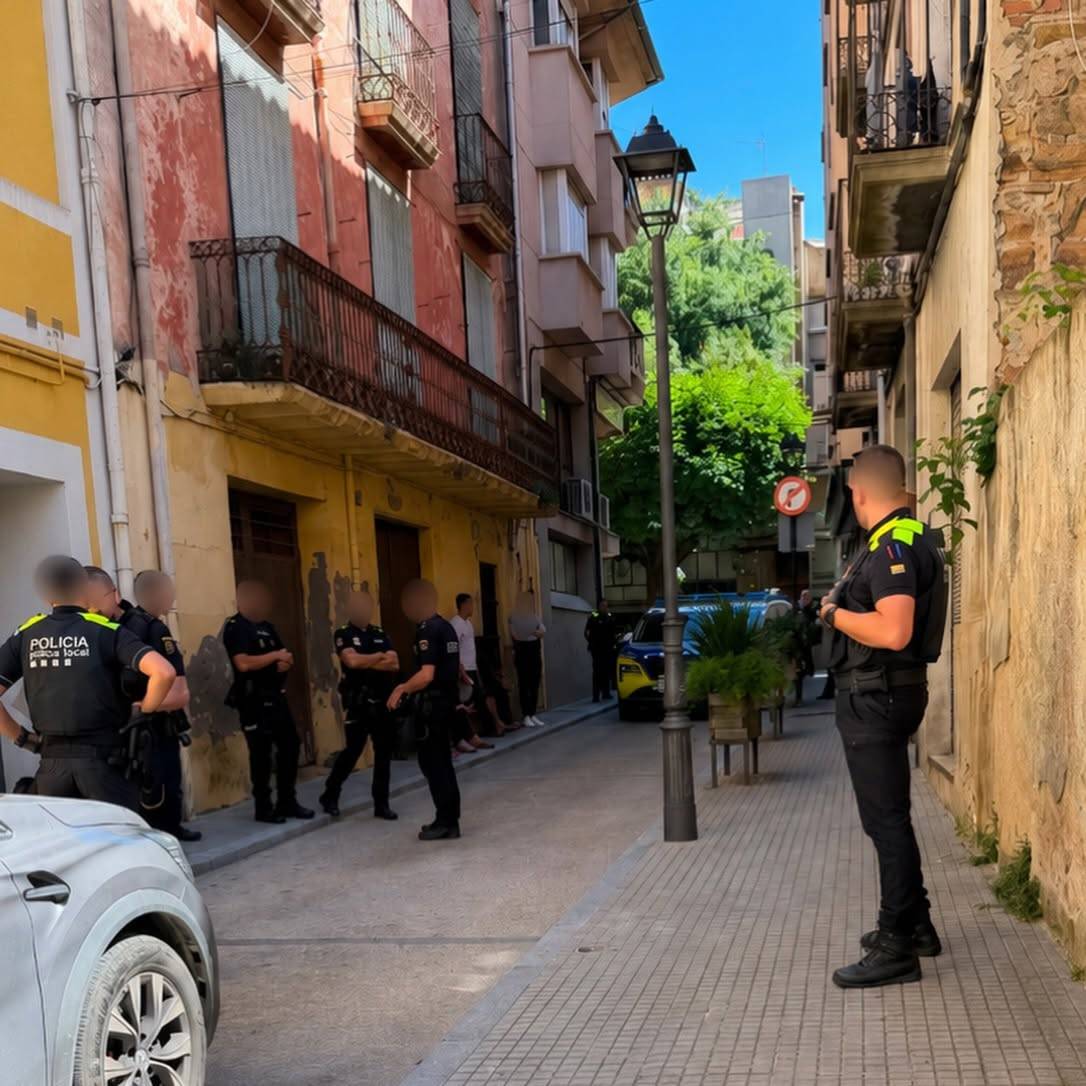 Desplegament de policia davant l`edifici ocupat. - PLSH Desplegament de policia davant l`edifici ocupat.