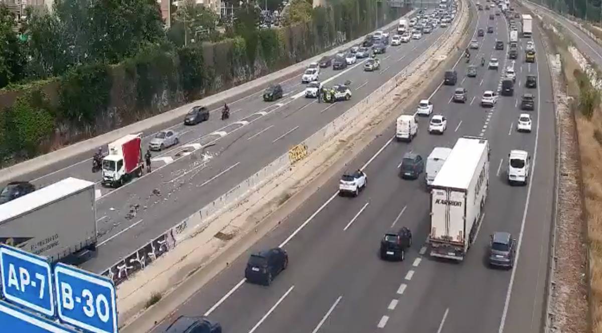 Tallat un tram de la C-58 per un accident entre dos camions
