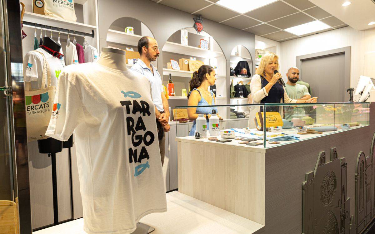 El Mercat Central de Tarragona estrena una botiga de marxandatge inspirat en la ciutat i els seus mercats