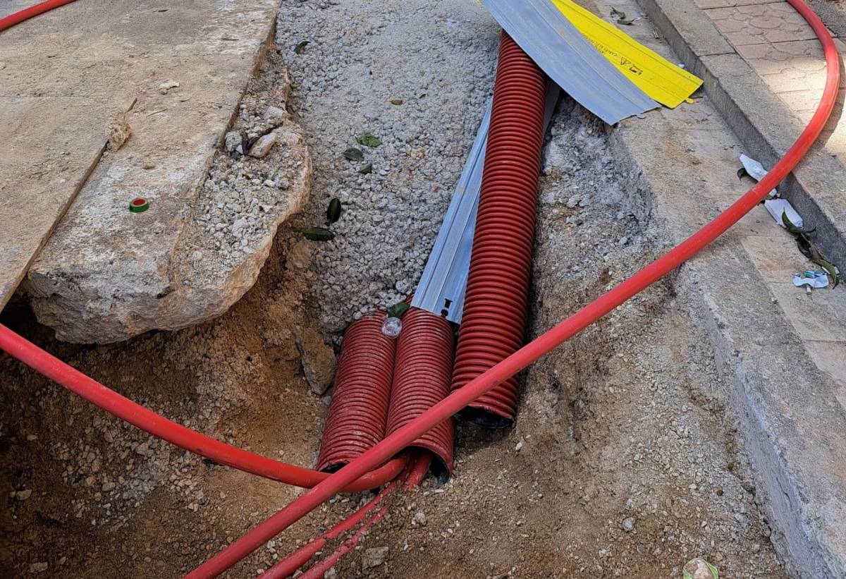 Un dels treballs, a la via pública, on s`estén una línia elèctrica soterrada - Cedida Un dels treballs, a la via pública, on s`estén una línia elèctrica soterrada