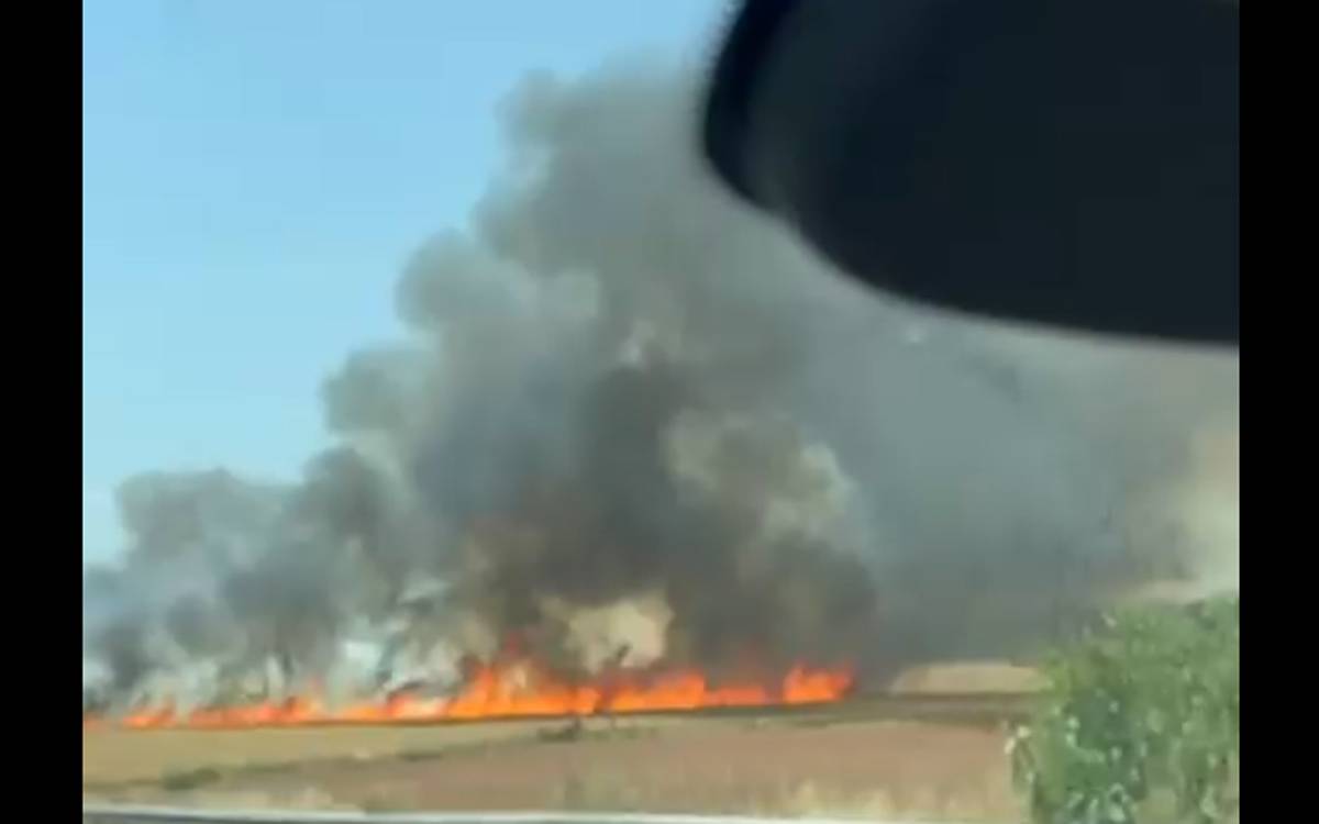 Un incendi en un camp de rostolls obliga a tallar la C-25 a Sant Fruitós de Bages