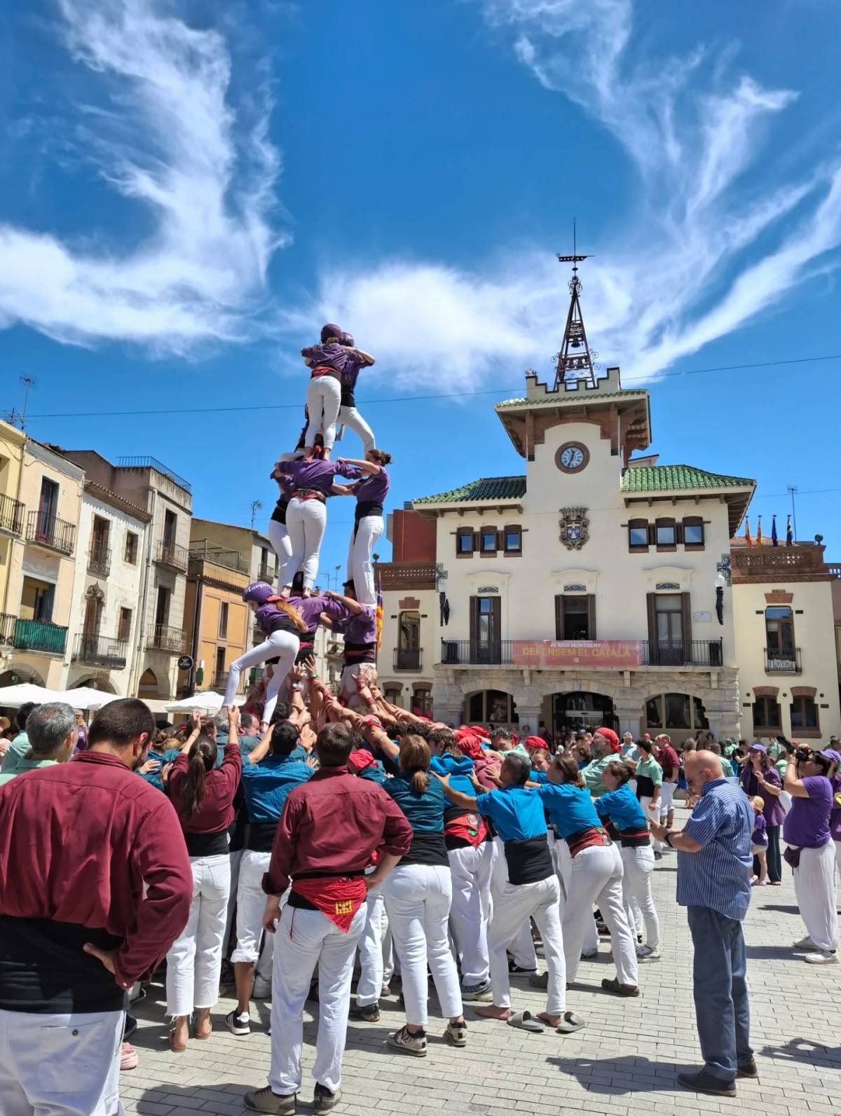 Dia històric pels castellers del Montseny. - AJ Sant Celoni Dia històric pels castellers del Montseny.