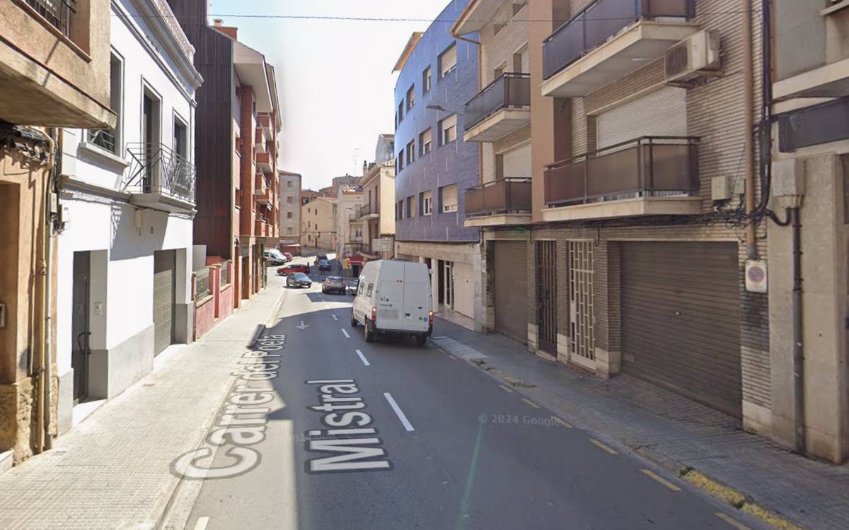 Aigües de Manresa talla un carril del carrer Poeta Mistral per reparar una avaria