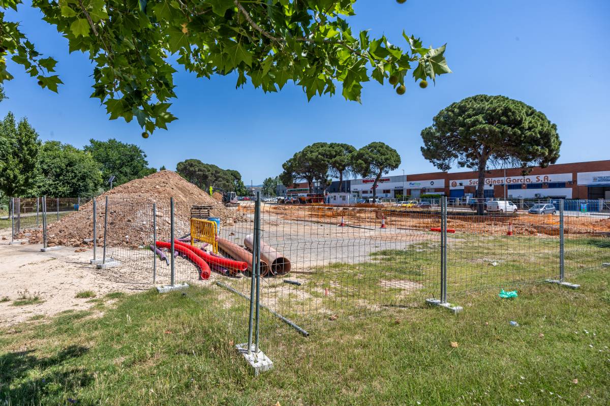 Zona d`obres a Palau-solità, que espera el futur tanatori municipal - Juanma Peláez Zona d`obres a Palau-solità, que espera el futur tanatori municipal