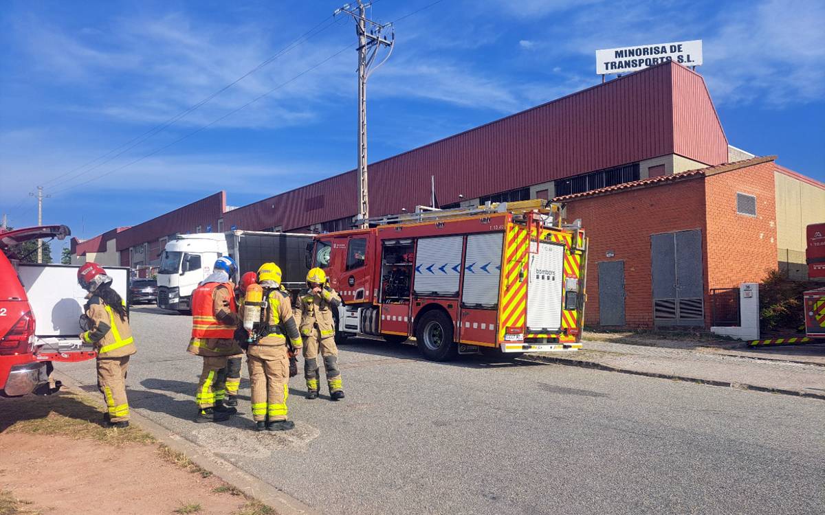 Un incendi en una empresa de Bufalvent mobilitza vuit dotacions dels Bombers