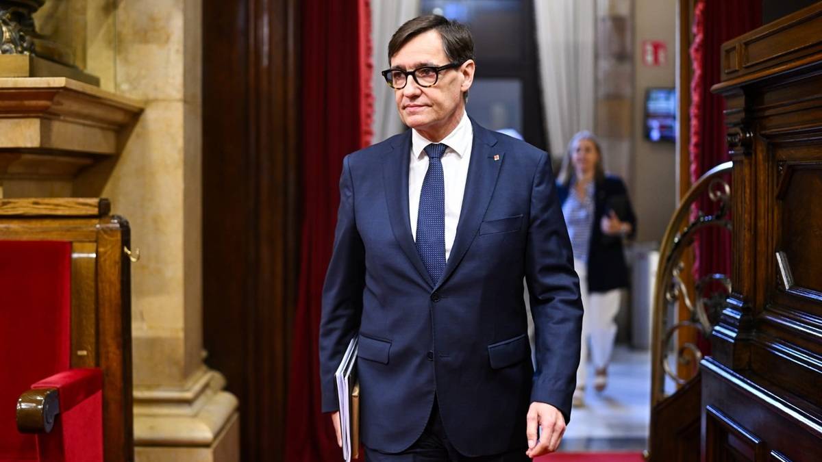 Els escàndols del PSOE no trenquen l'idil·li d'Illa amb Sánchez