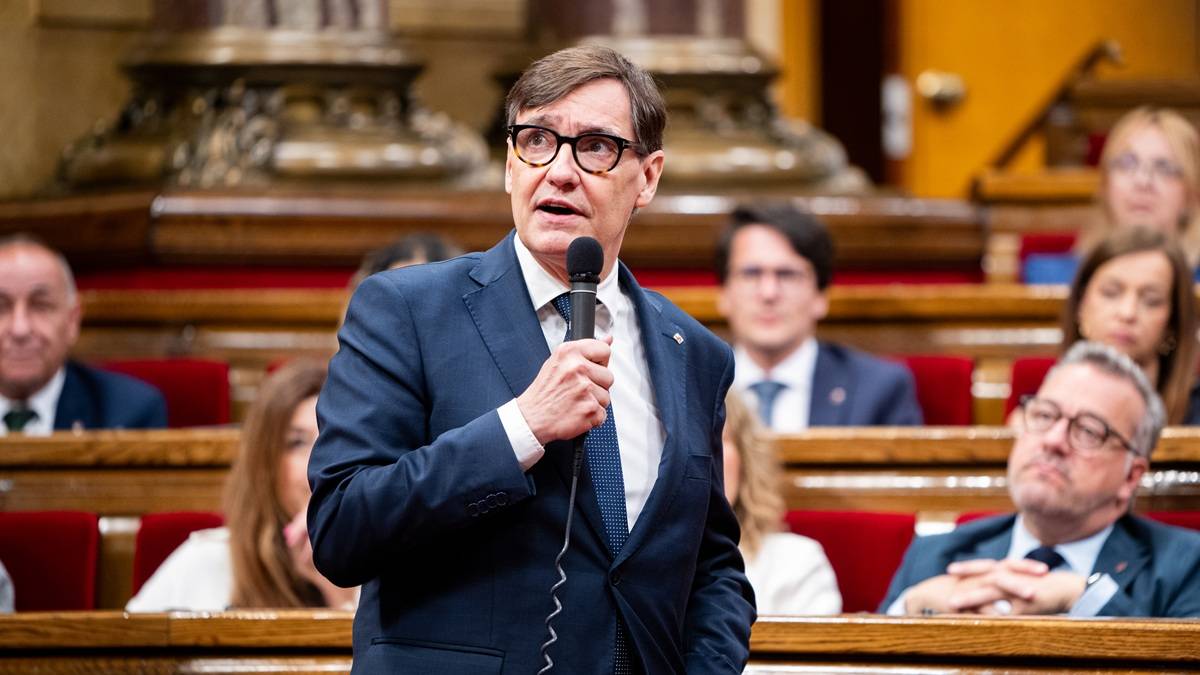 Els escàndols del PSOE no trenquen l'idil·li d'Illa amb Sánchez