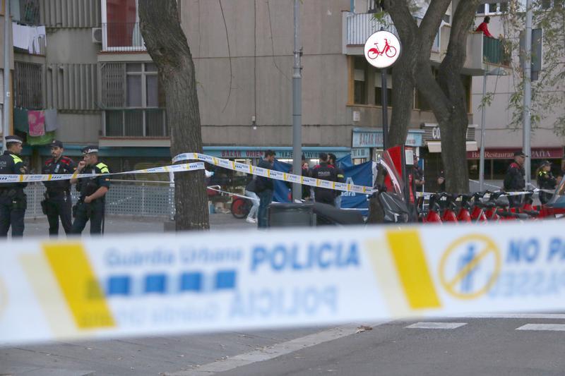 Ferit crític l'autor de tres apunyalaments després de saltar d'un quart pis a Barcelona