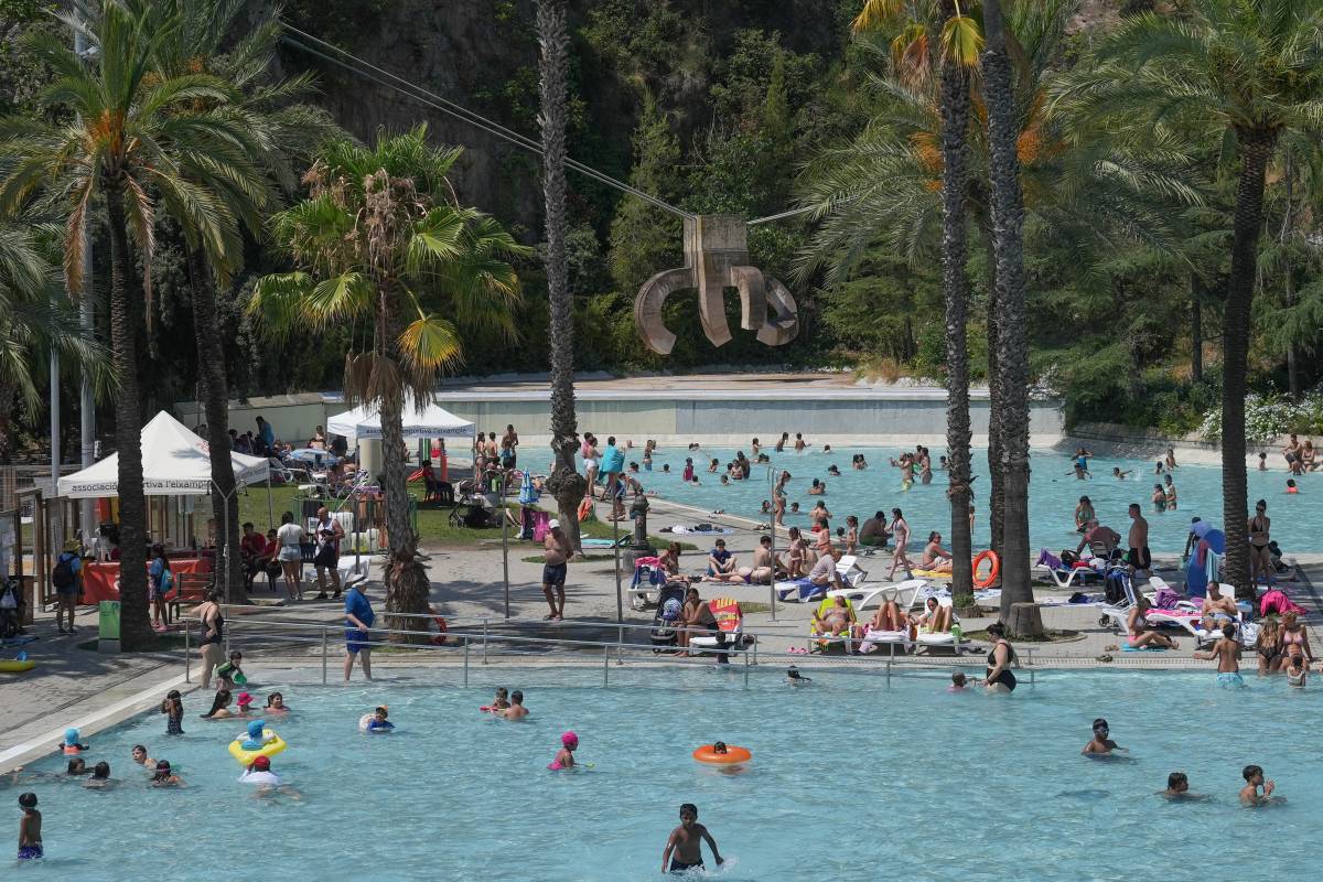 Quantes piscines públiques per habitant hi ha en les deu ciutats més poblades de Catalunya?