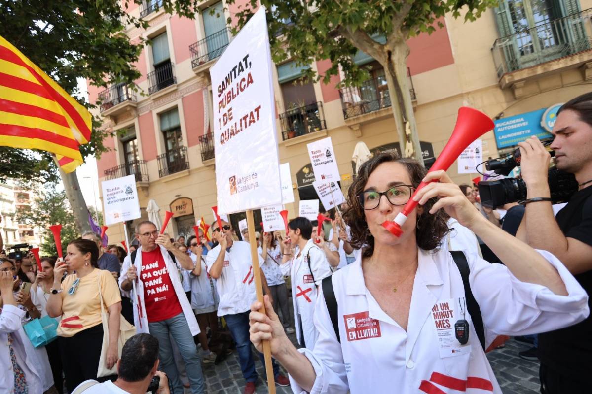 Els metges amenacen amb «ulsteritzar la sanitat» després de l'estiu per «escalar el conflicte»