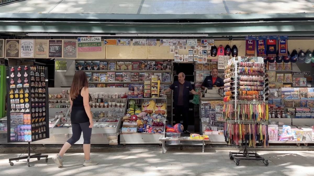 La febre dels cromos del Mundial arriba als quioscos de Barcelona: «La gent s’endú les caixes senceres»