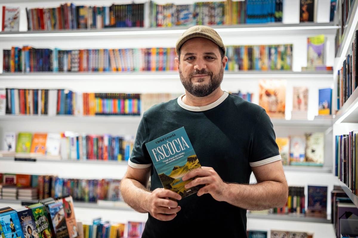 Oriol Garcià, fotografiat a la llibreria Ona - Hugo Fernández