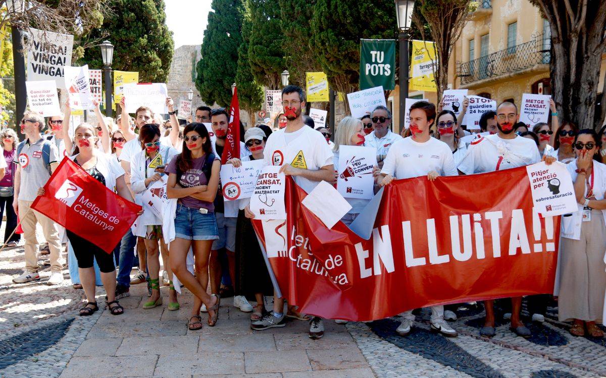 Més d'un centenar de metges es manifesten a Tarragona per denunciar la «sobrecàrrega» de feina