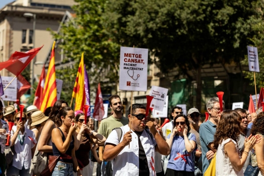 Els metges van a la vaga indefinida i donen el tret de sortida al tren de la mobilització social