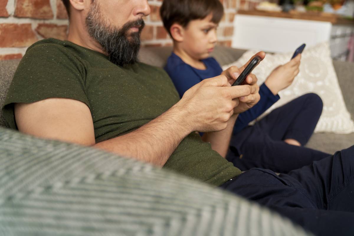 El risc de les pantalles: quan el mòbil dels adults interfereix en la conversa amb els infants
