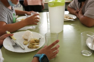 Denuncien retards en els pagaments de les beques de menjador escolar