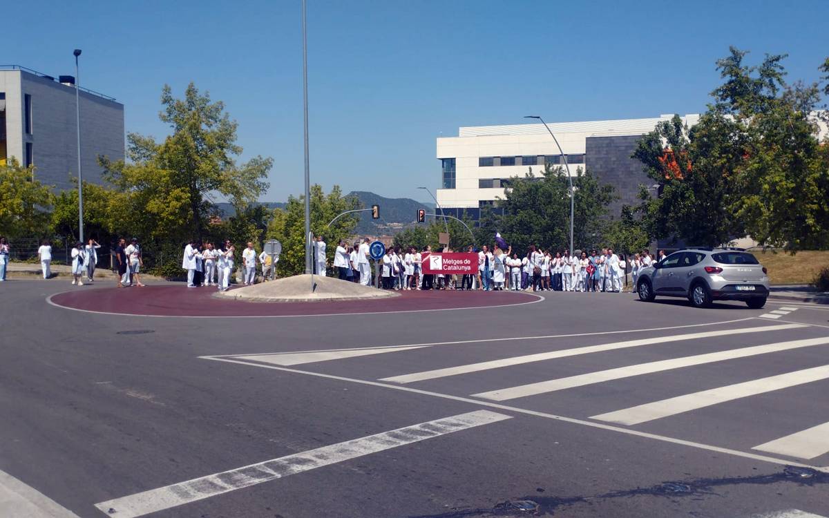 Protesta i tall de trànsit dels metges a l'hospital de Manresa en la jornada de vaga