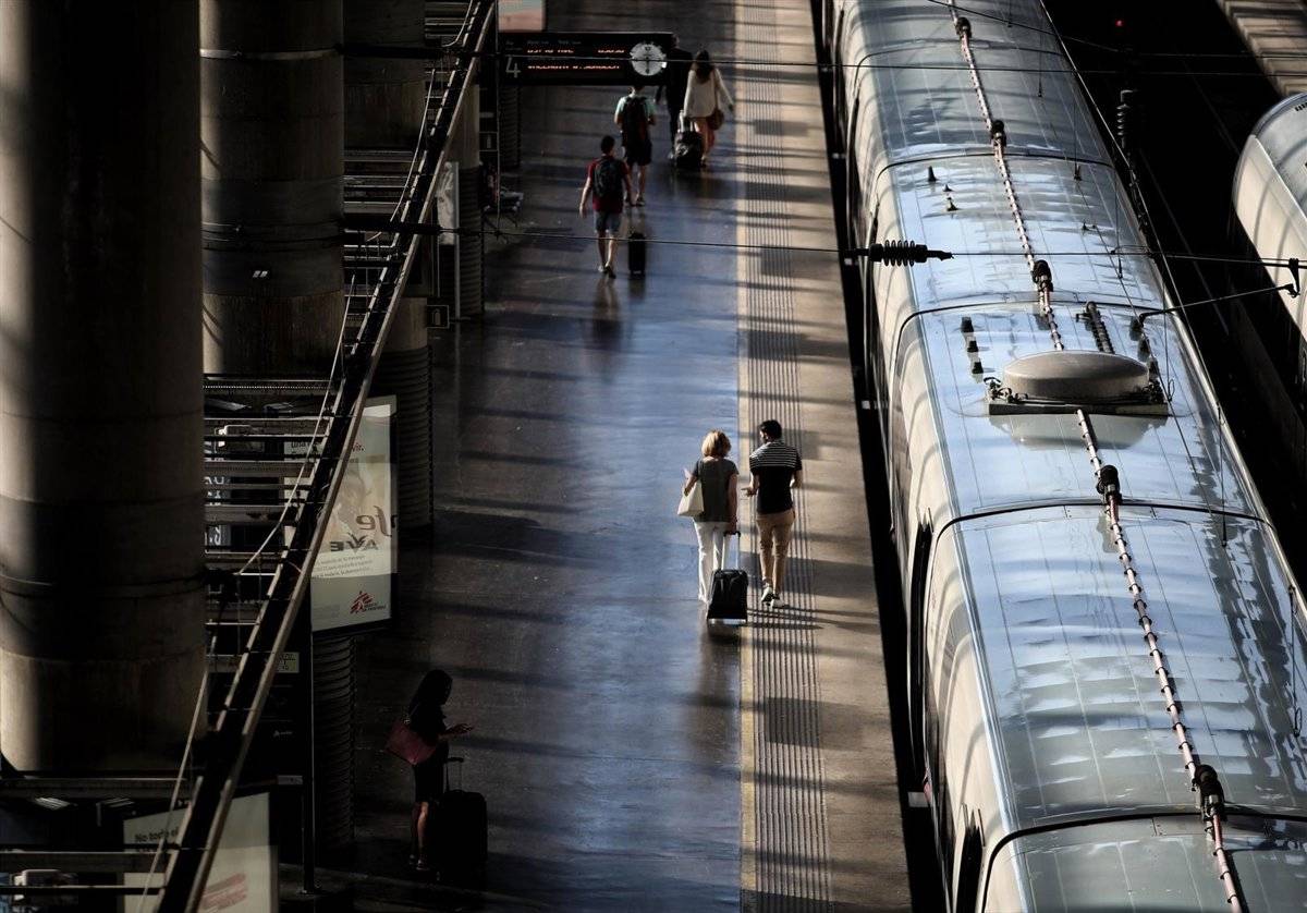 Ja es pot sol·licitar l'Estiu Jove 2026: descomptes de fins al 90% en trens i autobusos