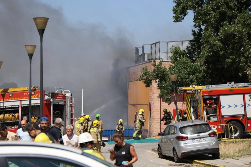 Un incendi al CReSA de la UAB obliga a activar 15 dotacions dels Bombers
