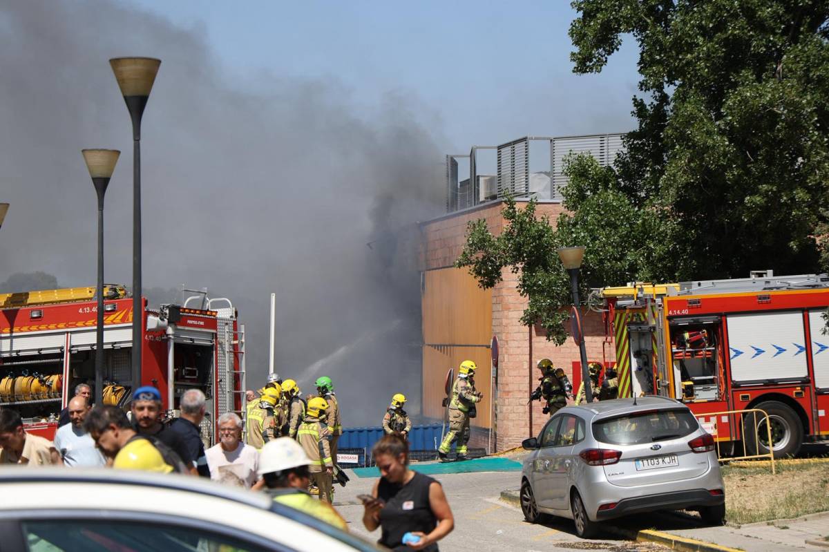 Un incendi al CReSA de la UAB obliga a activar 15 dotacions dels Bombers