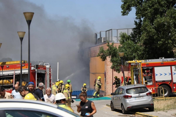 Els Bombers treballen en un incendi a l'IRTA-CReSA